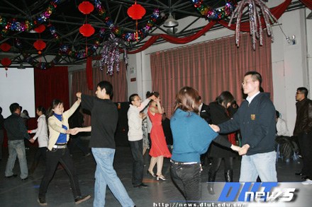 慢三、慢四、平四这些'老舞种'到底怎么跳