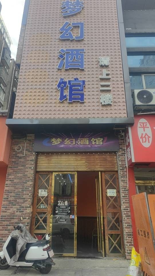 手机、钱包、外套放哪儿:舞厅随身物品管理指南